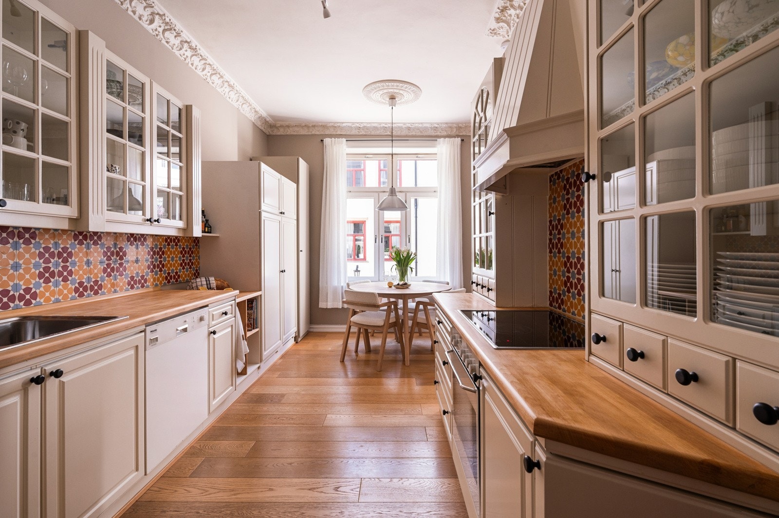 Kjøkkenet har malte, profilerte skapfronter som gir et klassisk og tidløst uttrykk, samt solide eik benkeplater som tilfører varme og eleganse til rommet Galleribilde