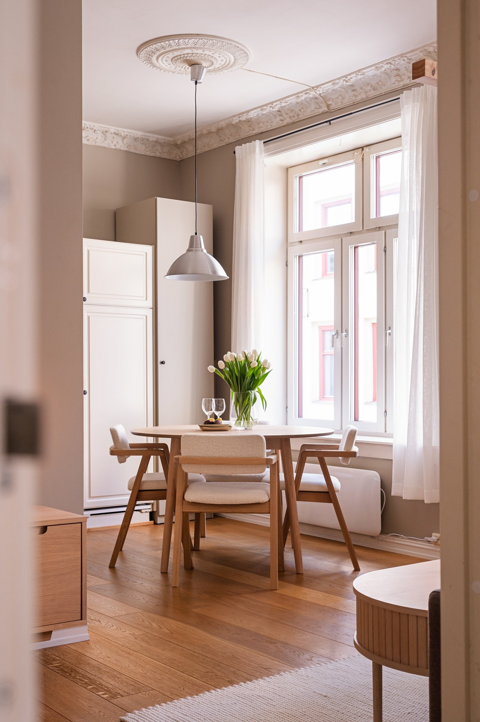 Den åpne og innbydende løsningen gir god plass til spisebord ved vinduet Galleribilde