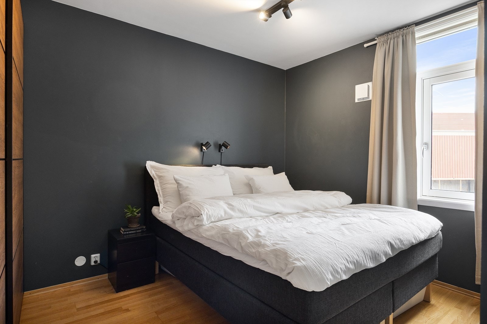 Soverommet ble nymalt i 2020 og oppgradert med stilfulle, mørke fargetoner som gir et moderne og sofistikert uttrykk. Galleribilde