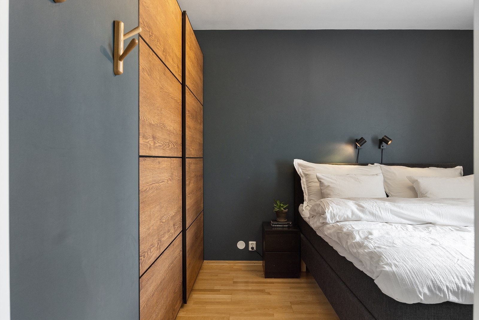 Hovedsoverommet er romslig, med plass til dobbeltseng, nattbord og tilhørende møbler. Rommet har også rikelig med oppbevaringsplass i en romslig skyvedørsgarderobe. Galleribilde