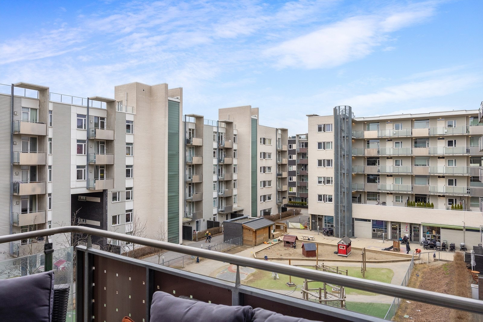 Balkongen vender ut mot gårdsrommet, og herfra har du utsikt til Eventyrstua barnehage, hvor beboerne i sameiet har fortrinnsrett. Galleribilde