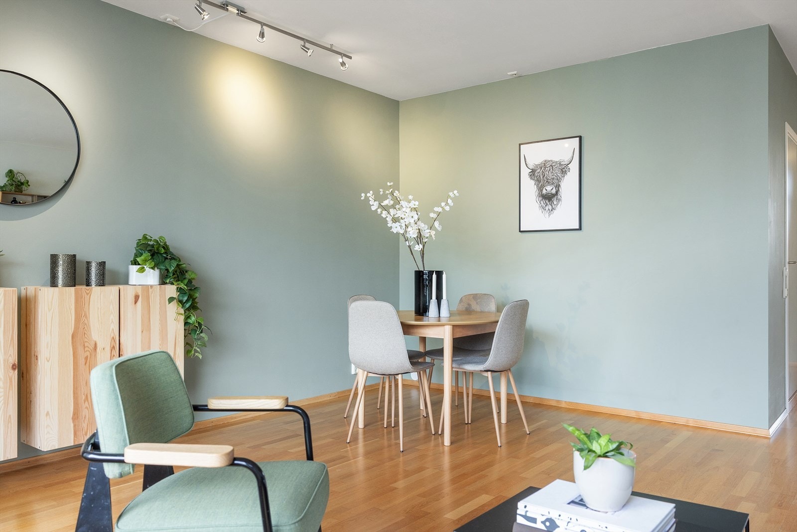 Kabel-tv, internett og varmtvann er inkludert i felleskostnadene. Galleribilde