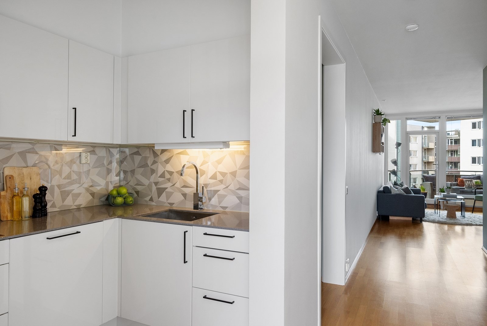 Moderne kjøkken fra 2013 med rikelig skap- og benkeplass. Galleribilde