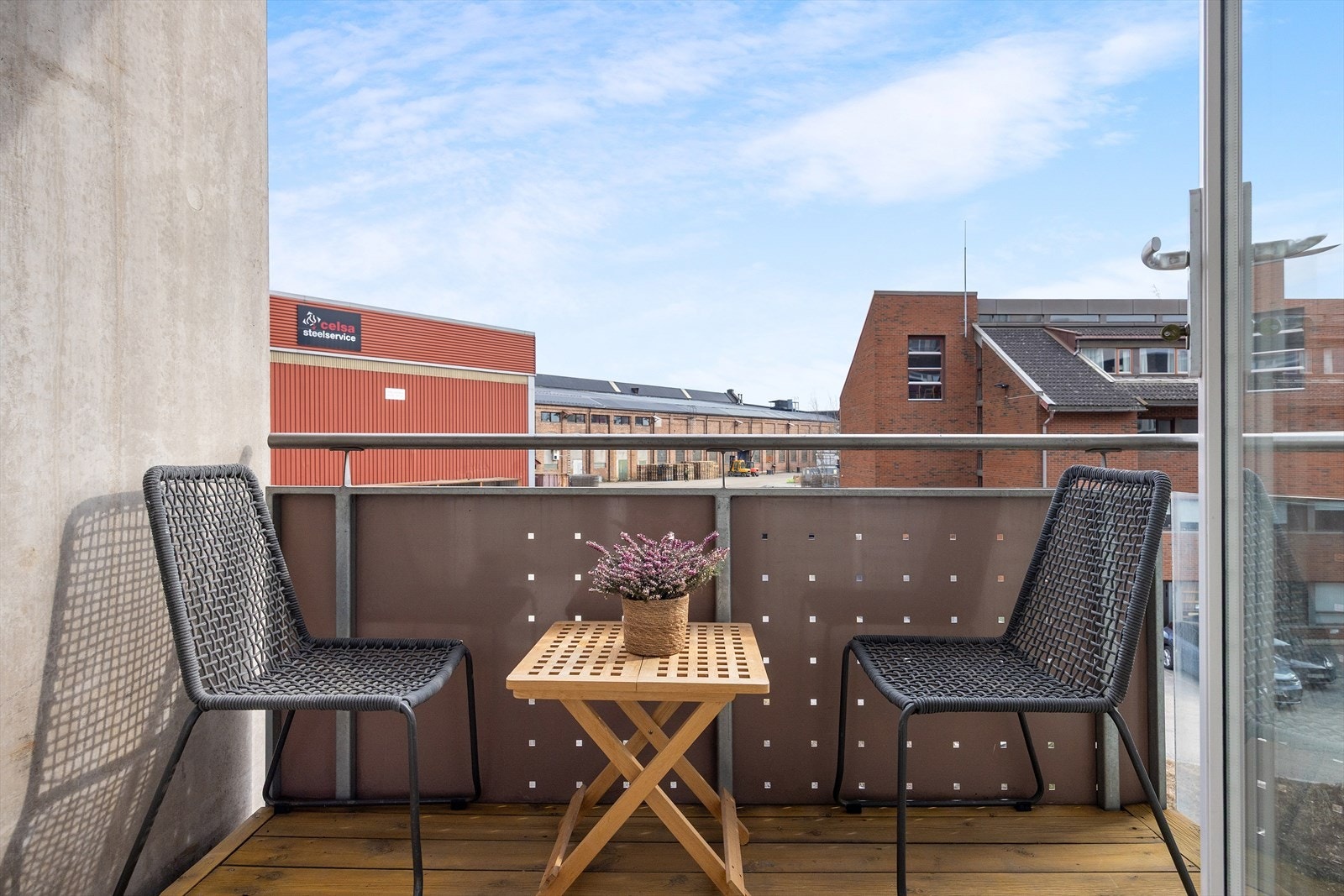 Fra kjøkkenet er det utgang til en koselig sørøstvendt balkong på ca. 3,6 kvm. Galleribilde