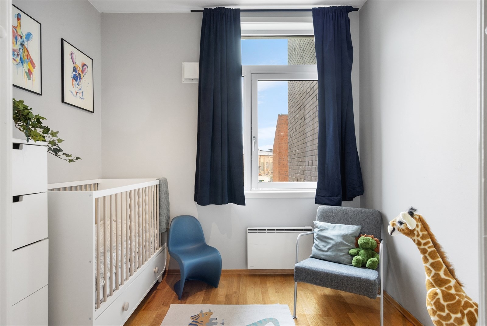 Soverommet er romslig og har plass til både seng og øvrige møbler. Soverommet ble nymalt i 2020. Galleribilde