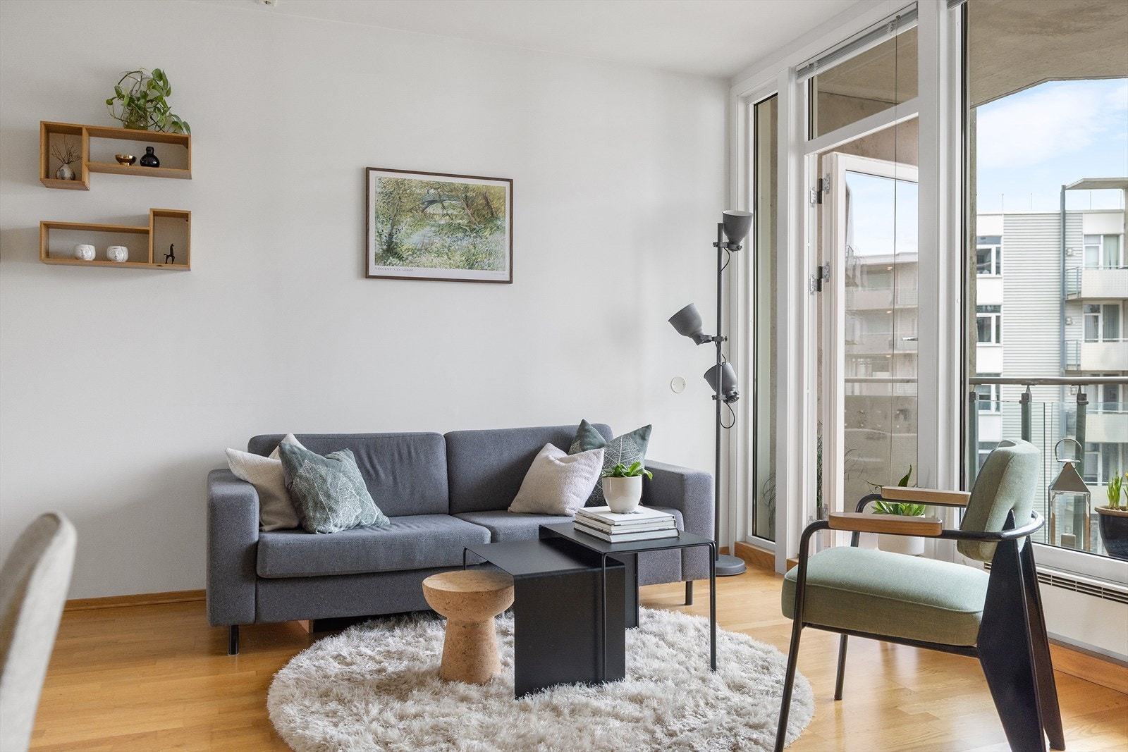 Planløsningen åpner opp for flere møbleringsmuligheter med god plass til sofagruppe, TV-møbler og spisebord med tilhørende stoler. Galleribilde