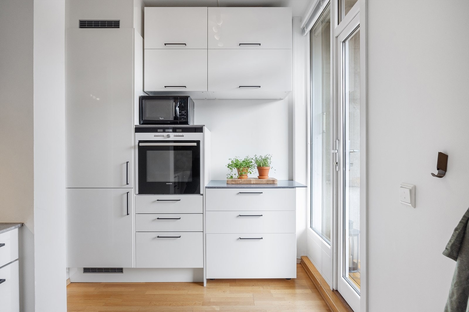 Kjøkkenet er utstyrt med integrerte hvitevarer, inkludert induksjonstopp, stekeovn (plassert i praktisk arbeidshøyde i høyskap), oppvaskmaskin, kjøleskap og fryser. Galleribilde