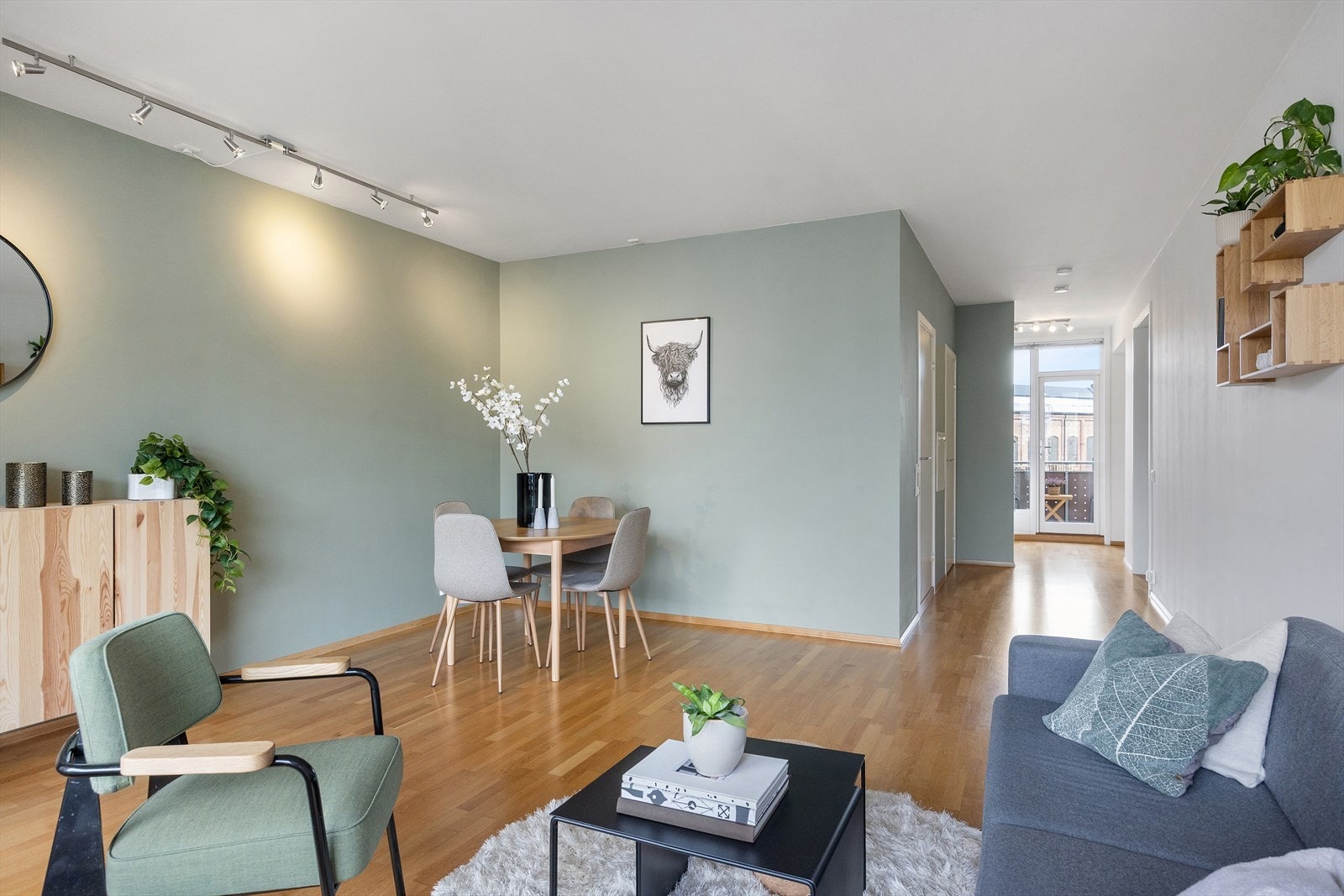 Gulvet er belagt med parkett, og de grønne veggene i stuen og gangen ble malt i 2020, noe som ga rommene en ny, frisk farge og et mer tidløst og moderne preg. Galleribilde