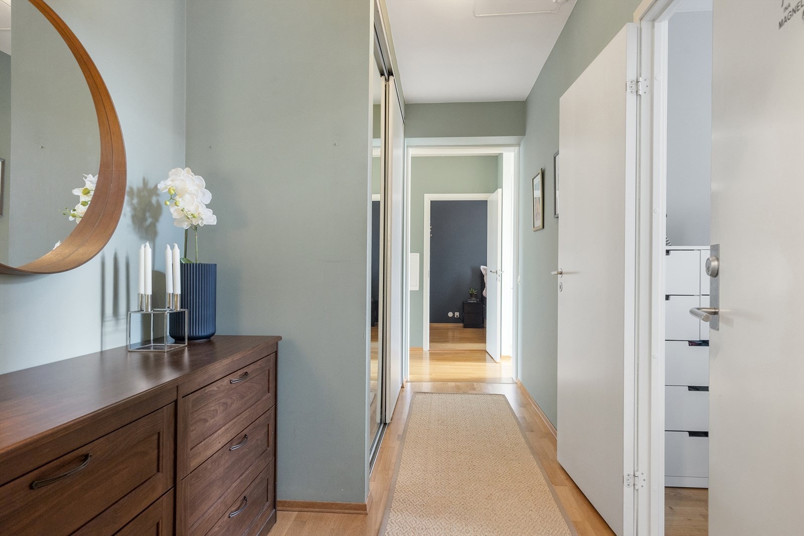 Leiligheten har en romslig gang med god plass til oppbevaring. Galleribilde