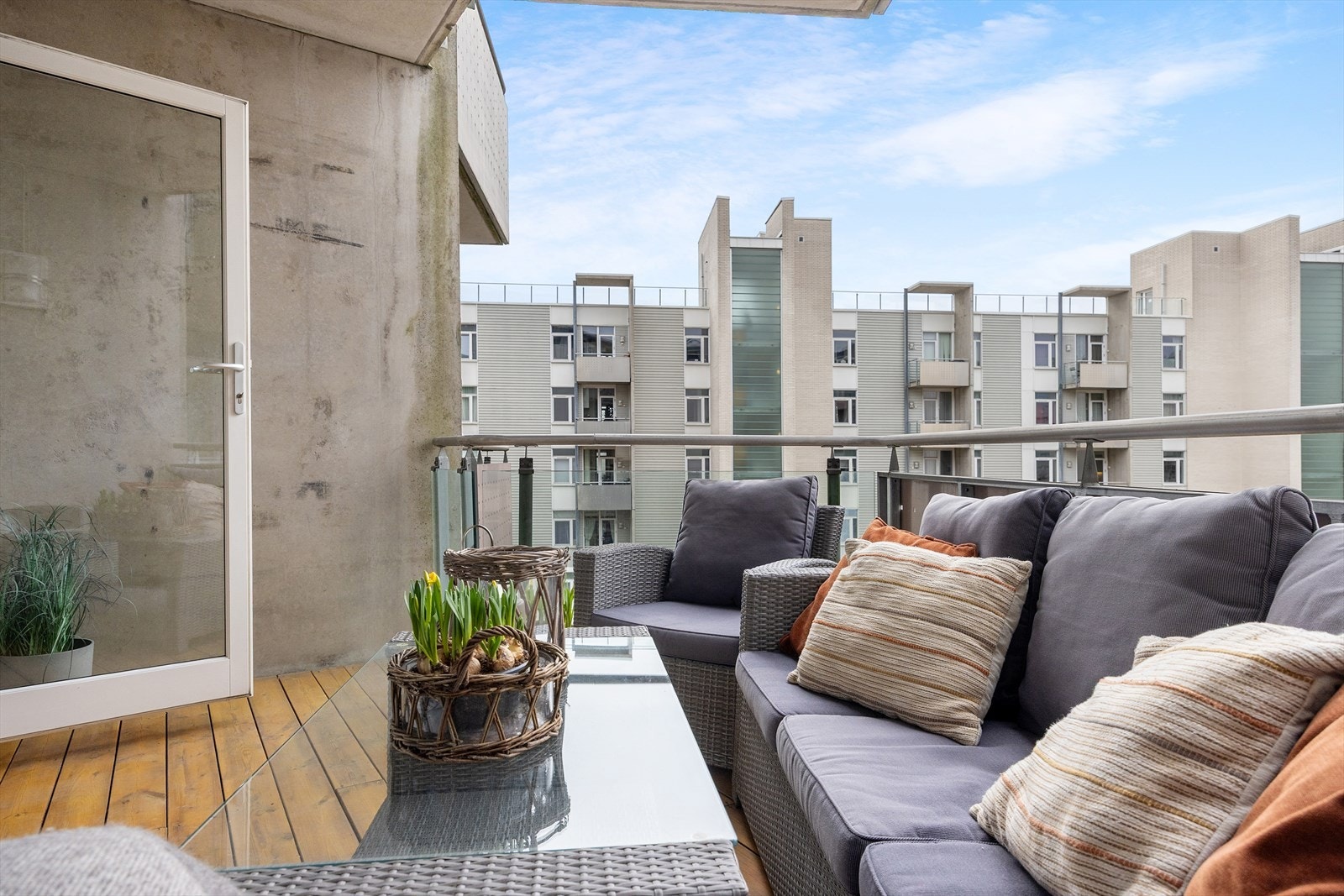 Leiligheten byr på to balkonger, hvor denne nordvestvendte balkongen på ca. 8 m² er perfekt for å nyte ettermiddags- og kveldssolen. Galleribilde