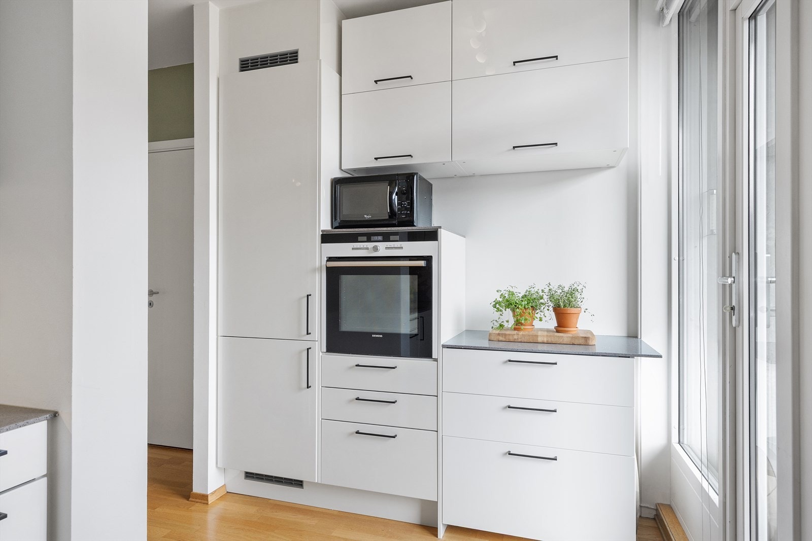 Kjøkkenet har funksjonelle høyskap, samt både over- og underskap, og belysning under overskapene. Underskapene, benkeplaten og veggskapene ved siden av høyskapet ble byttet ut i 2022. Galleribilde