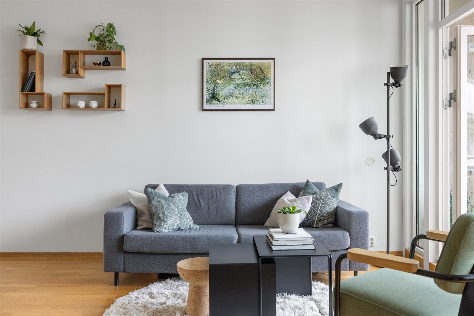 Overflatebehandling av alle hvitmalte vegger og tak i stuen og på kjøkkenet ble gjennomført i 2024. Galleribilde