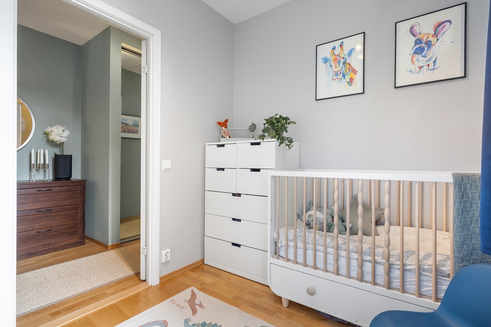 Det er et allsidig rom som passer perfekt som barnerom, gjesterom eller hjemmekontor, tilpasset dine behov. Galleribilde