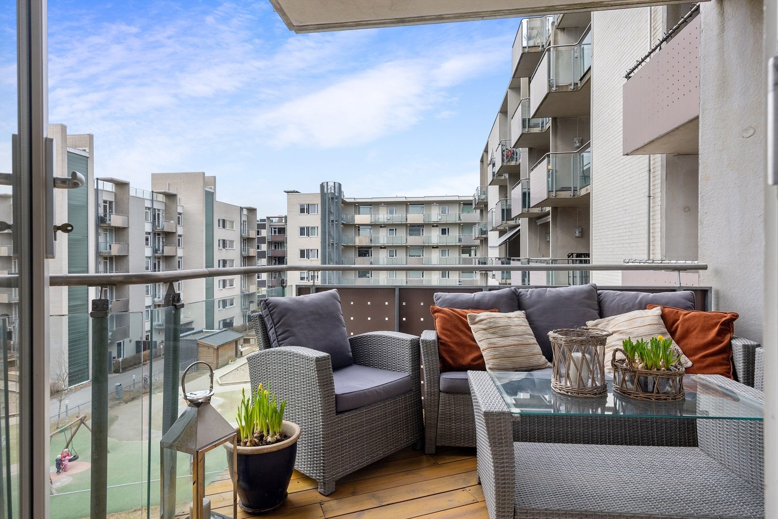 Balkongen gir en fin uteplass som kan innredes med utemøbler og planter, og gir et flott utsyn over området. Galleribilde