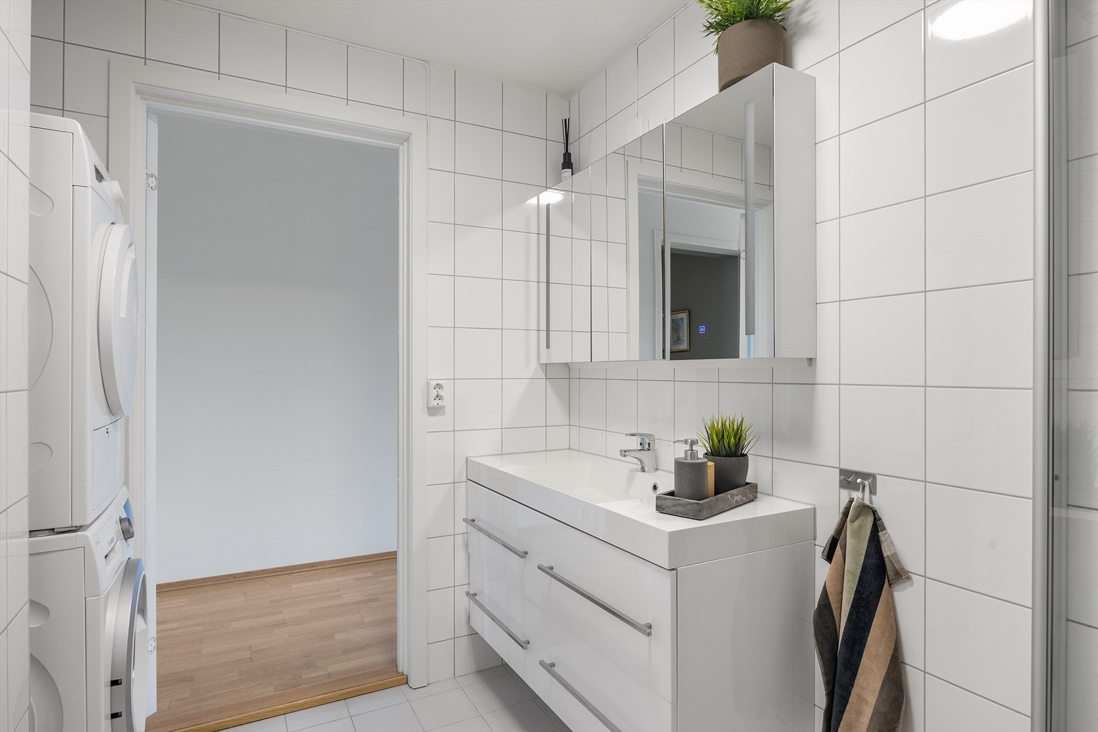 Servantinnredningen med skuffer ble byttet i 2013, dusjdørene ble skiftet i 2015, og speilskapet ble oppgradert i 2021. Galleribilde