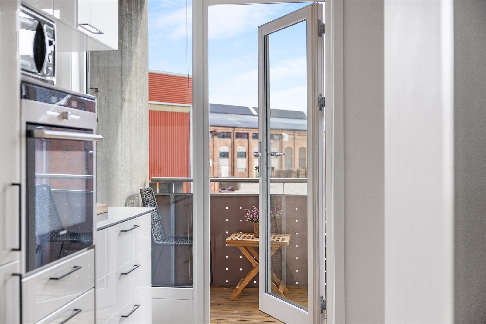 Fra kjøkkenet er det utgang til den andre balkongen, som gir mulighet for både lys og luft. Galleribilde