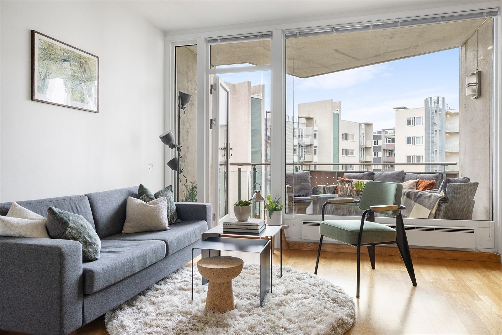 Stuen er lys og luftig, med god takhøyde og store vindusflater som slipper inn rikelig med naturlig lys. Galleribilde