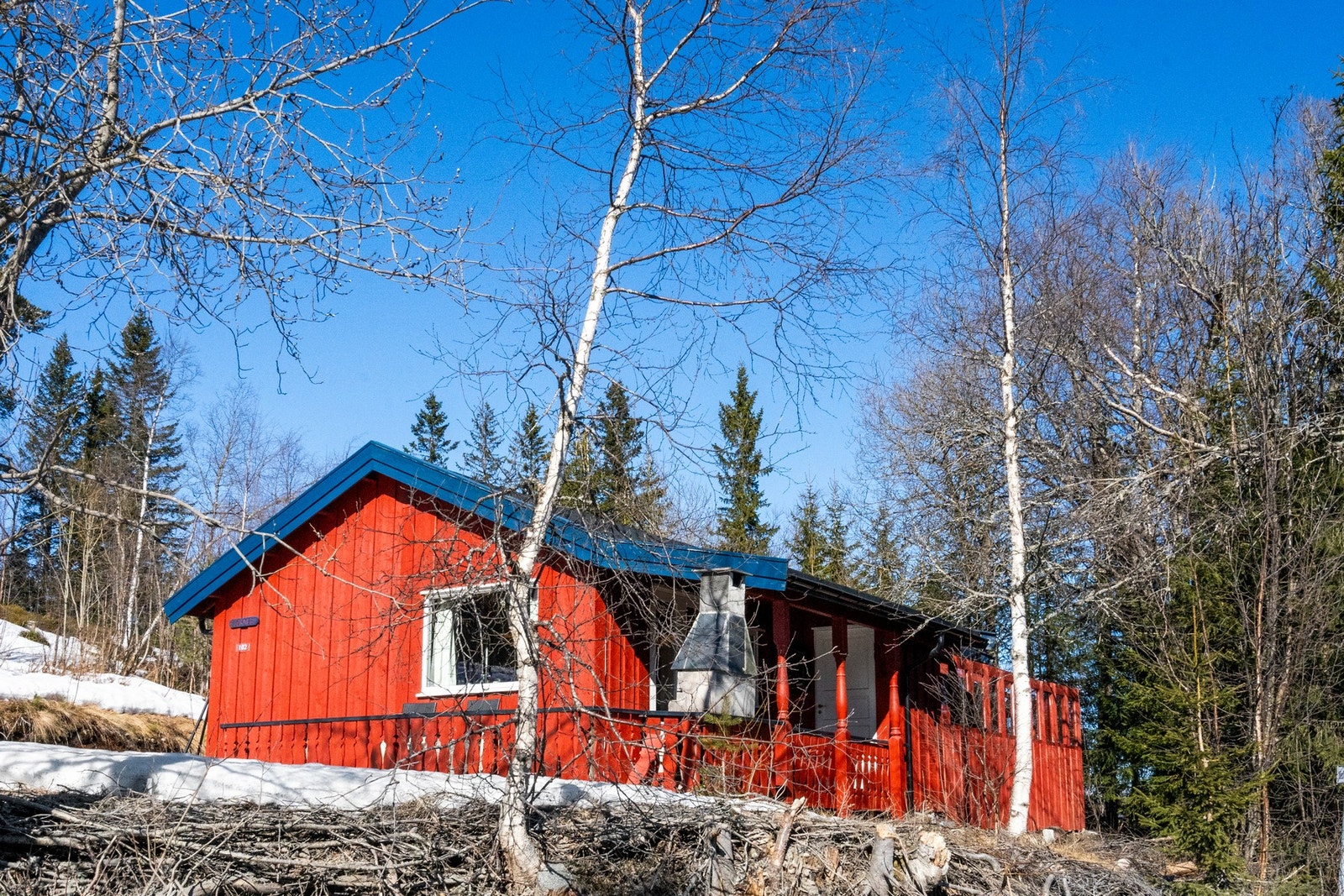 Hytten sett nedenfra med terrassen med utepeis Galleribilde