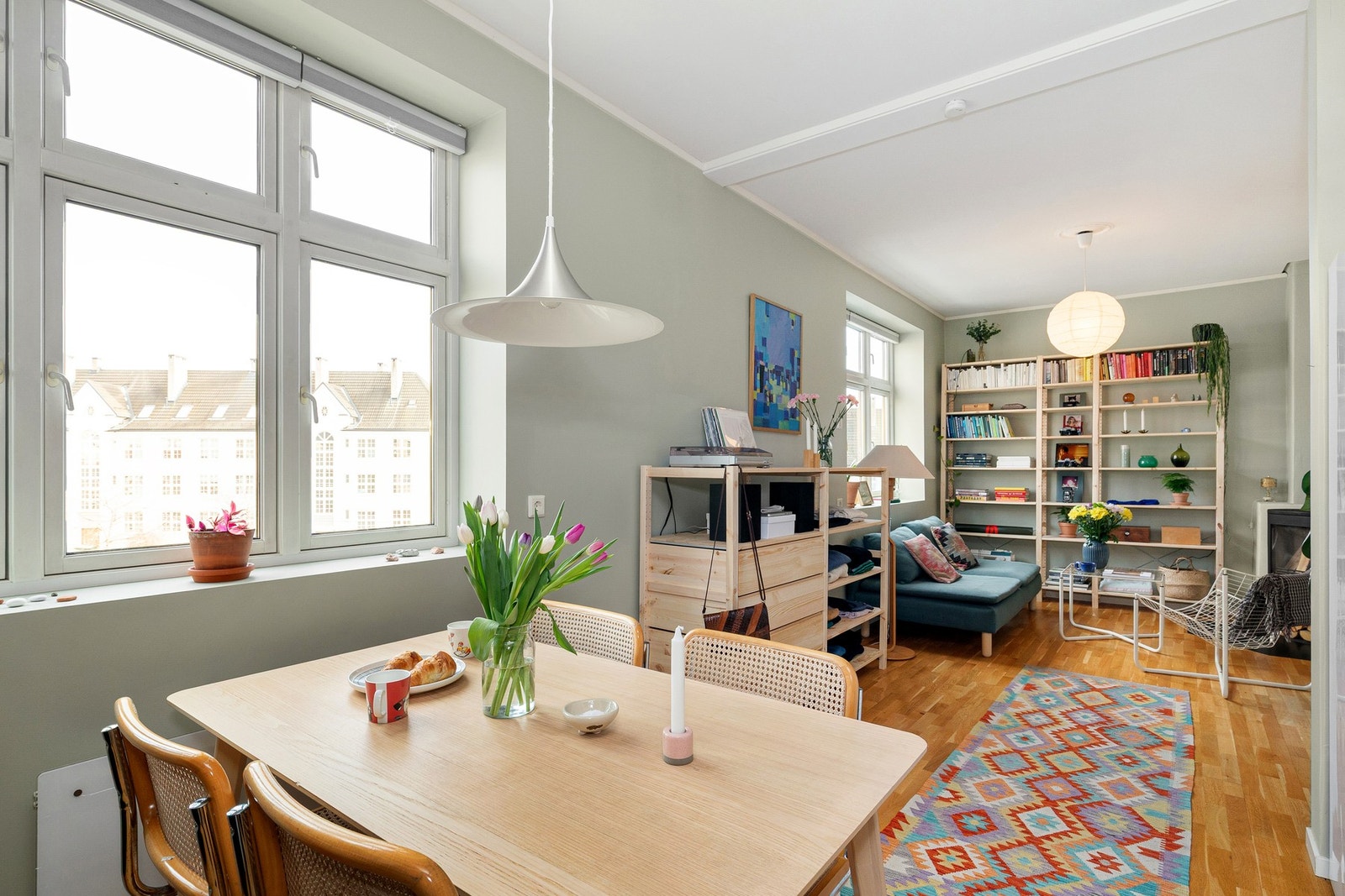 Stue med åpen kjøkkenløsning med plass til både sofa- og spisegruppe. Galleribilde