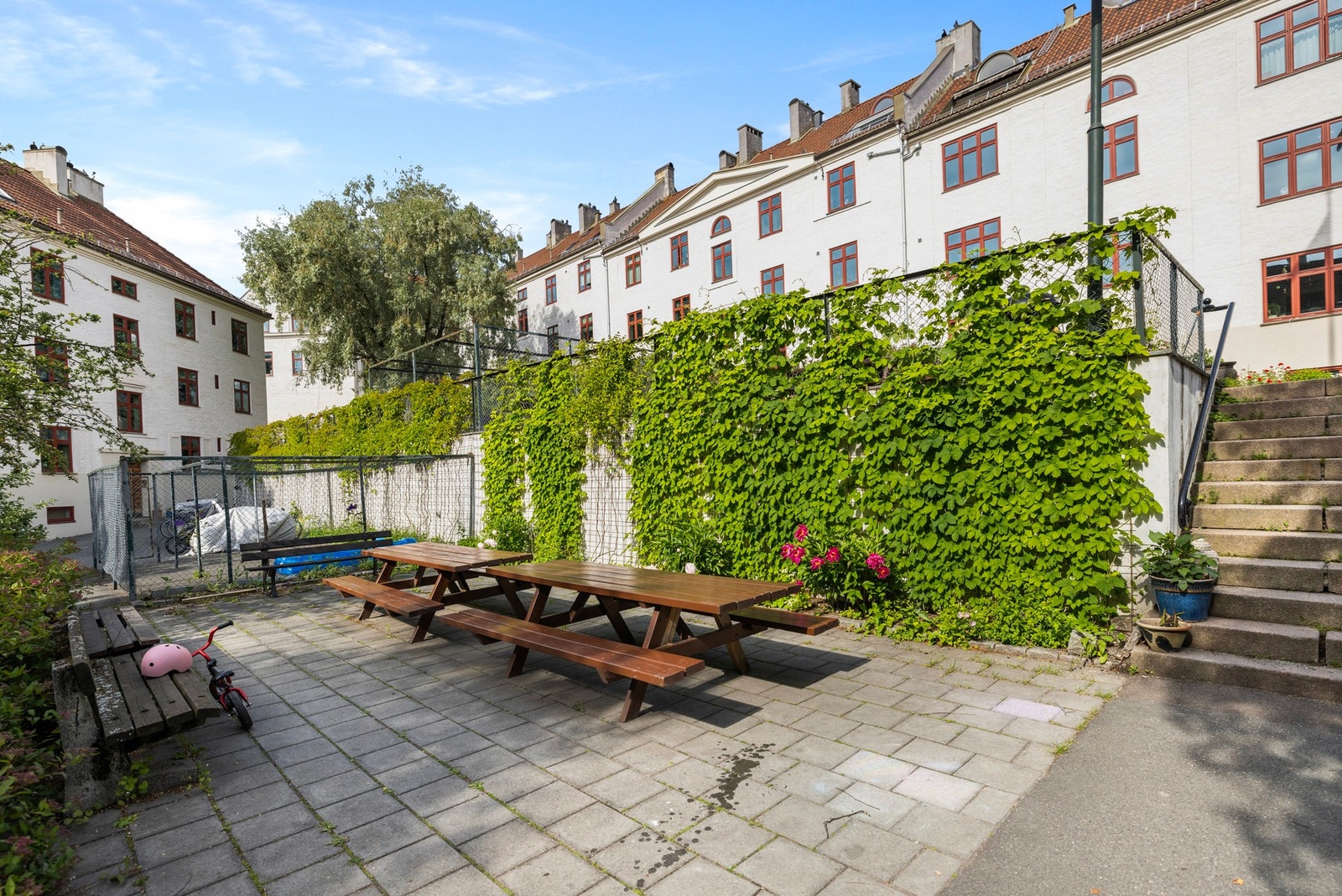 Her finner du sitteplasser, urtekasser, lekeplass, pizzaovn, bålpanner og grill. Galleribilde