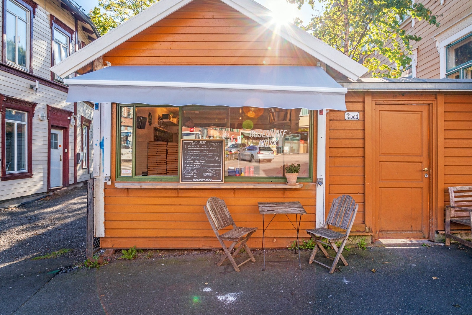 Gangavstand til Rosenhoff kiosk - en av byens mest sjarmerende pizzeria. Galleribilde