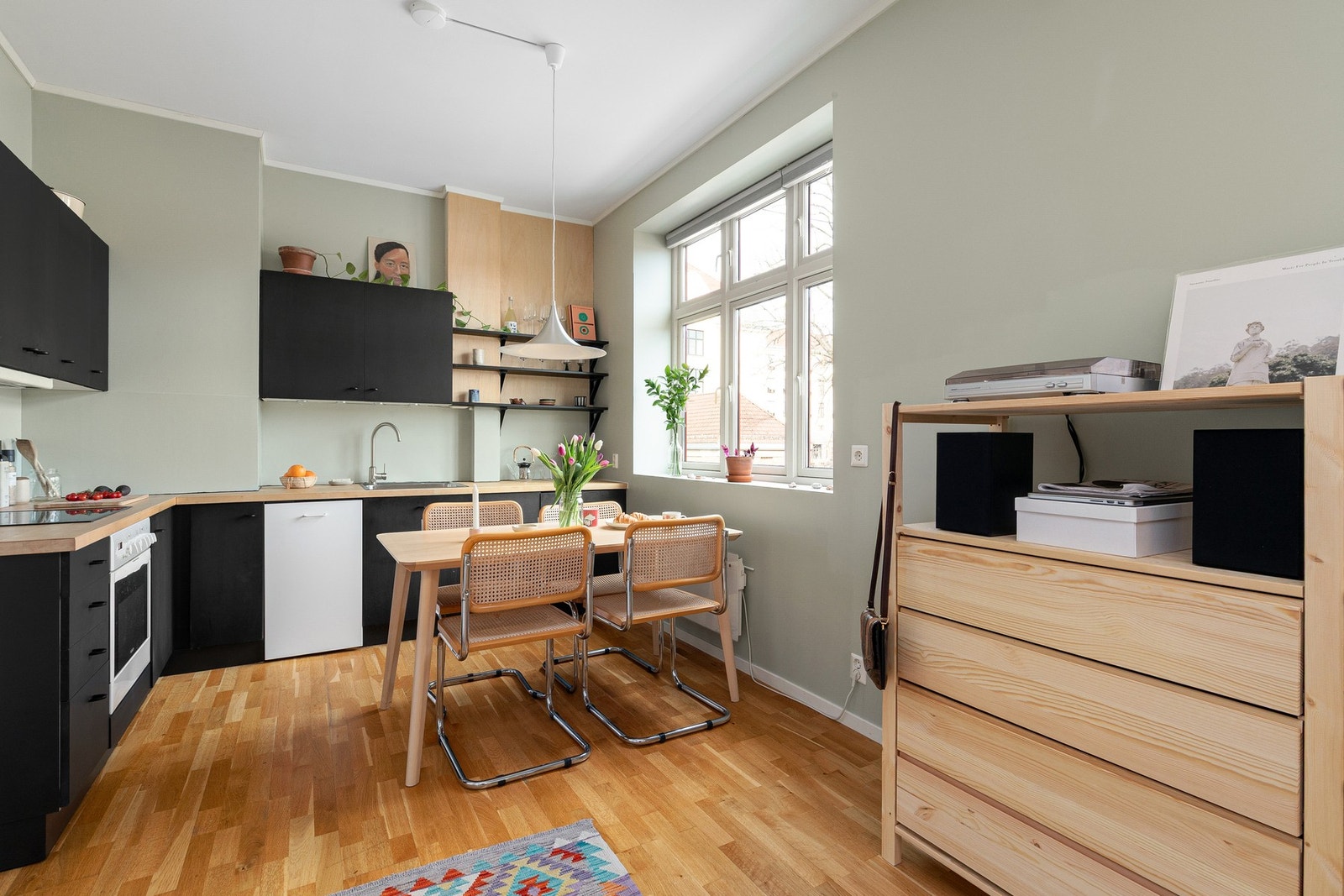 Generøse vindusflater som slipper inn godt med naturlig lys. Galleribilde