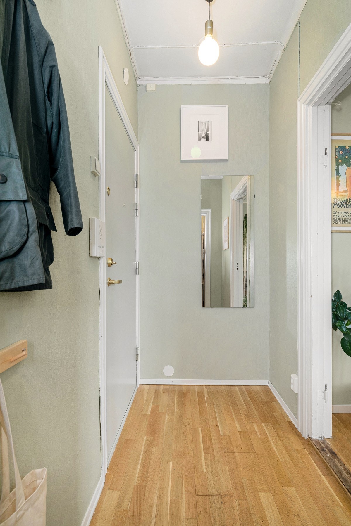 Entréen er tiltalende, med plass til oppbevaring av sko og yttertøy. Galleribilde