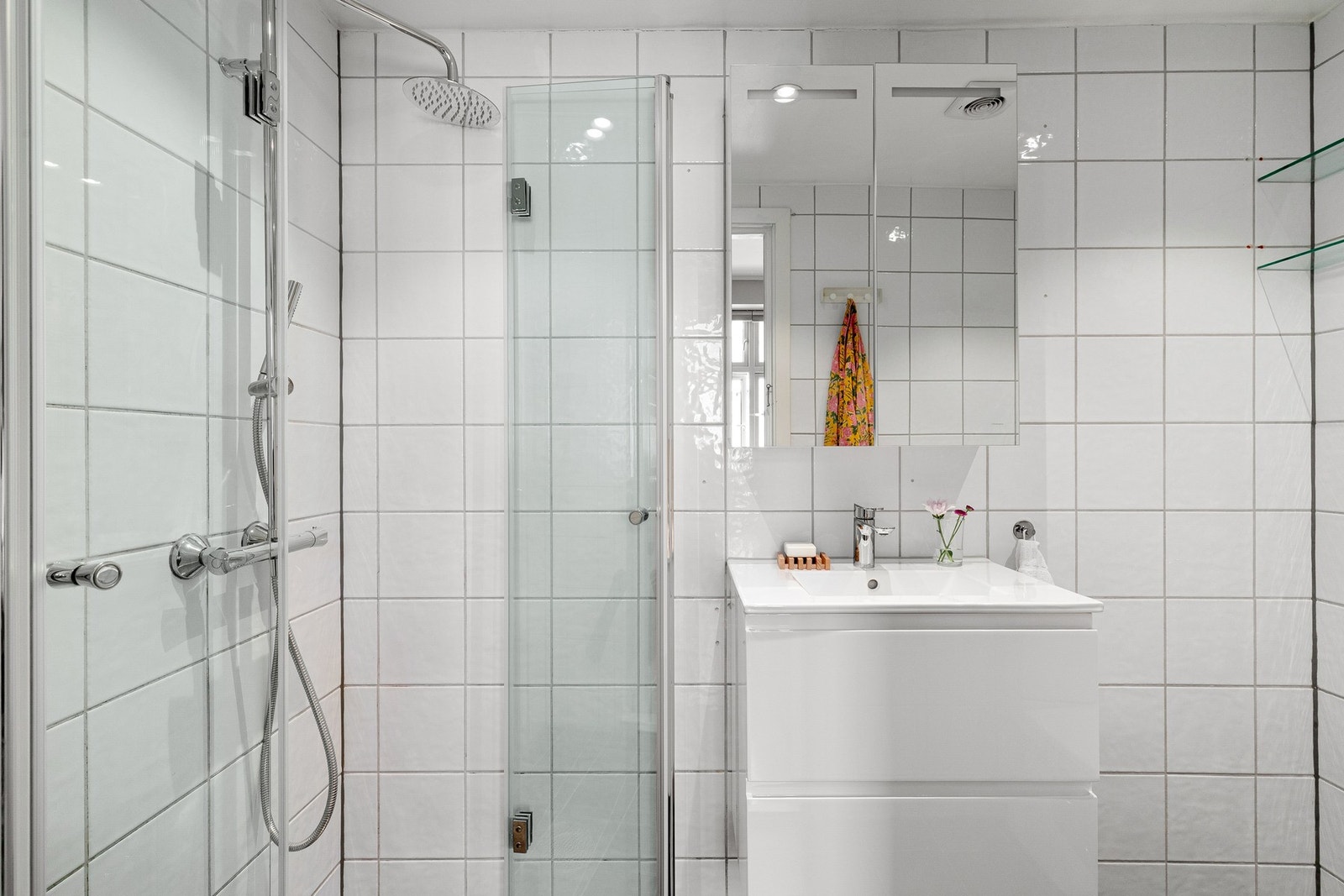 Delikat bad, flislagt i tidløs stil med varmekabler i gulvet og downlights. Galleribilde