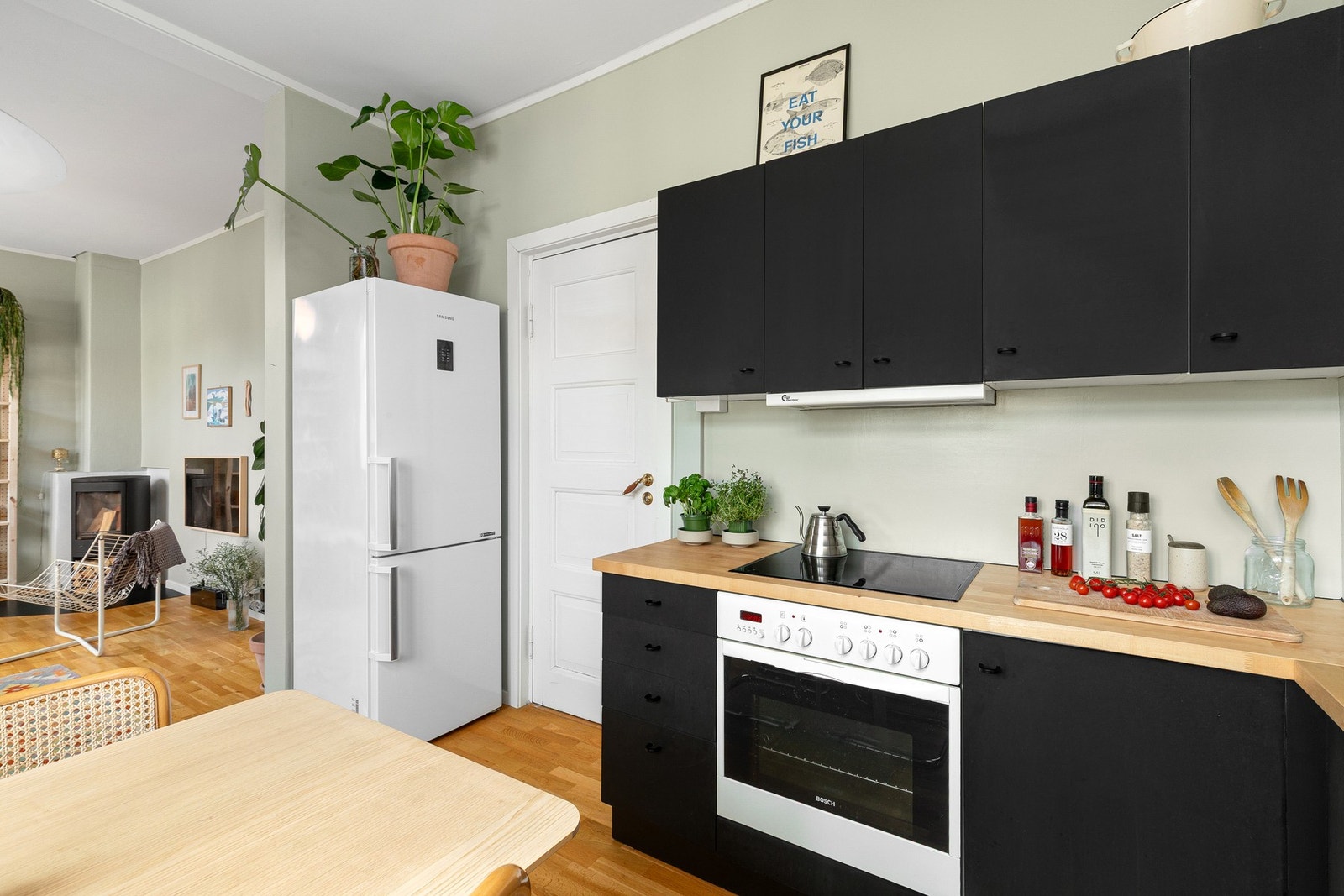 Kjøkkeninnredning ble montert i 2001 og sist oppgradert i 2018 med nye benkeplater og fronter. Galleribilde