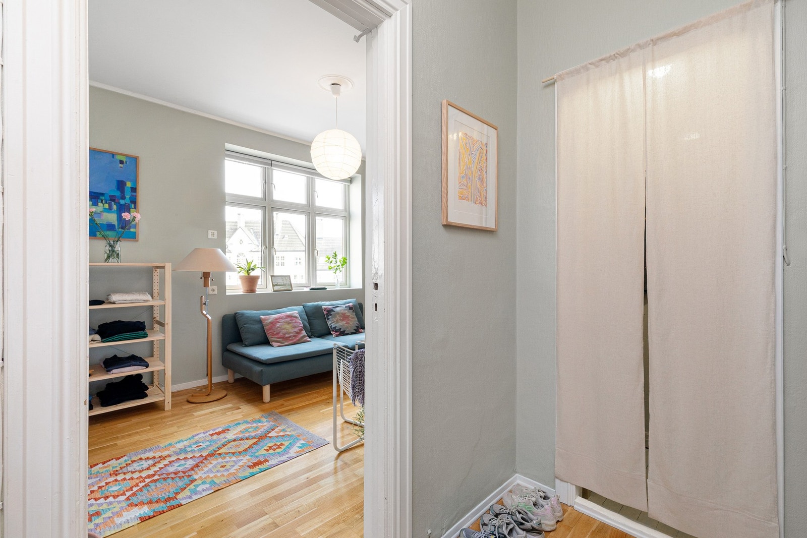 Entré med tilgang til praktisk kott med oppbevaringsmuligheter. Galleribilde