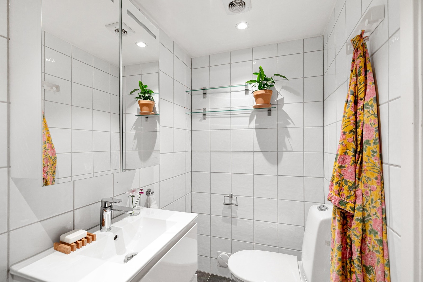 Baderommet ble pusset opp i 2002 i regi av tidligere eier. Ytterligere fornyet i 2023 med ny baderomsinnredning med nytt dusjhjørne, servant, servantskap, speilskap, nye varmekabler og gulvfliser. Galleribilde