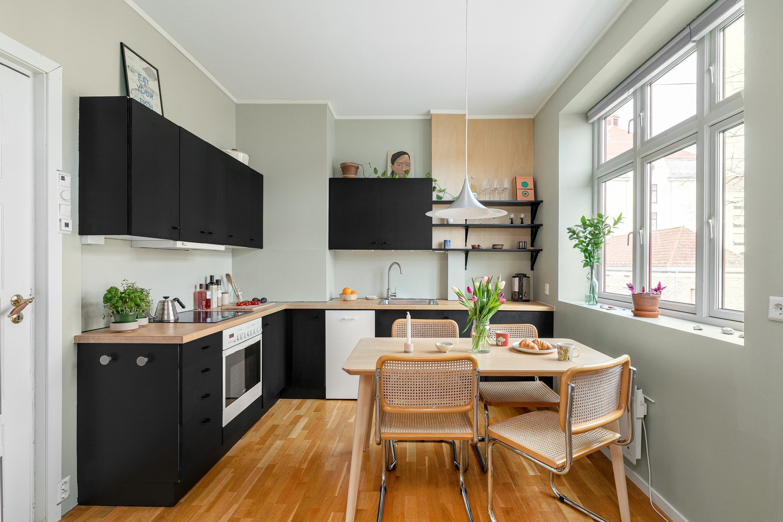 Klassisk og innbydende 1(2)-roms leilighet, beliggende stille og tilbaketrukket til på idylliske Rosenhoff. Galleribilde