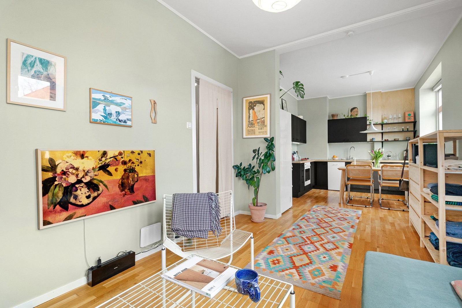 Stue med åpen kjøkkenløsning med plass til både sofa- og spisegruppe. Galleribilde