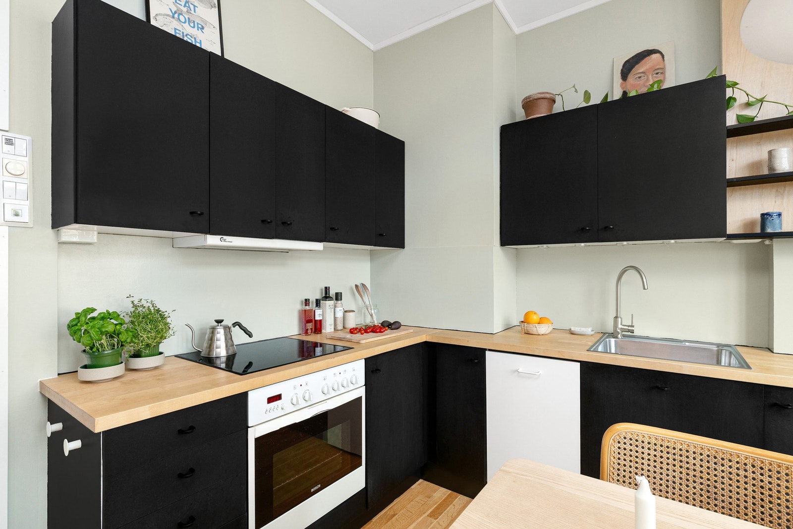 Praktisk og moderne kjøkkeninnredning, med benke- og lagringsplass. Galleribilde