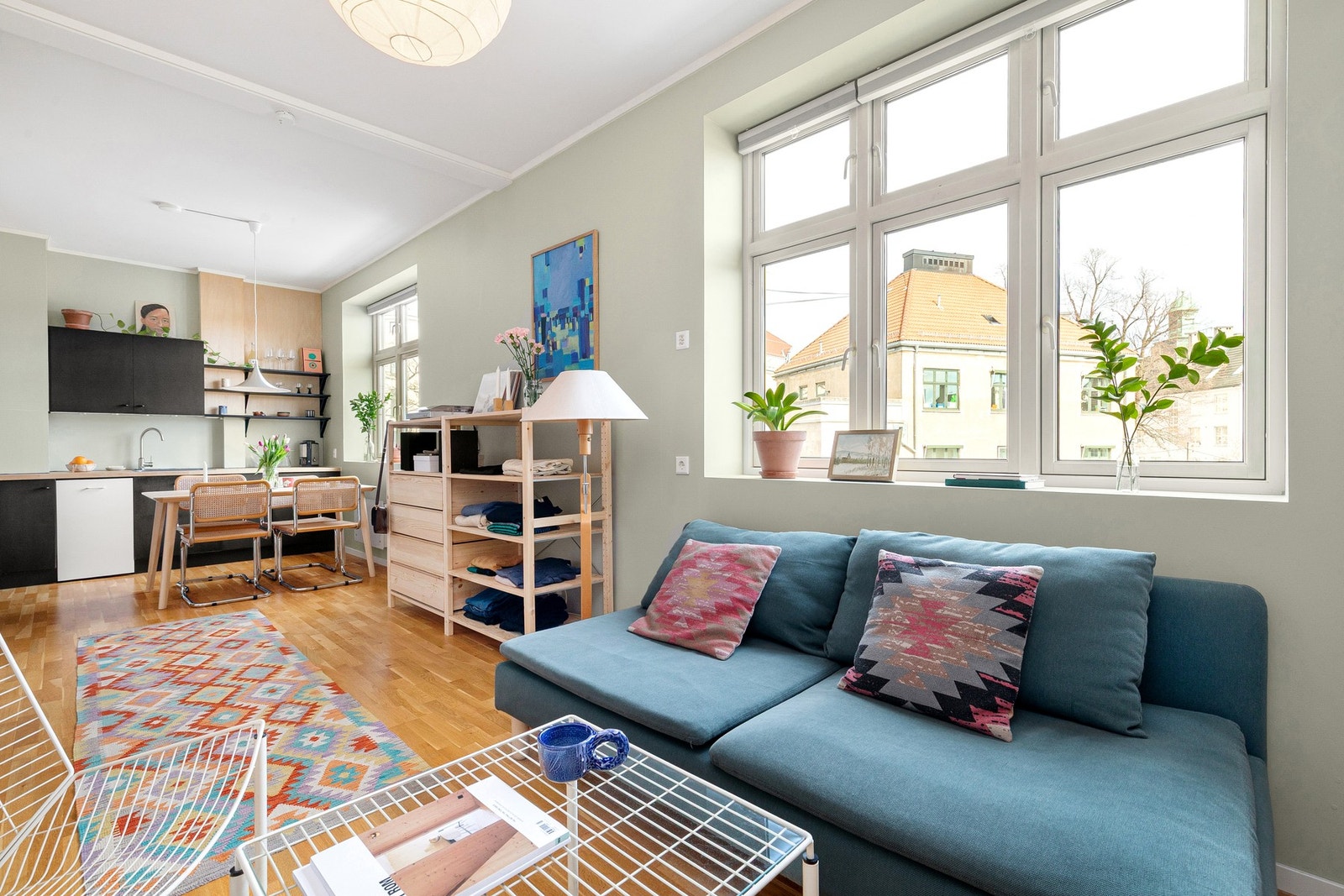 God plass til sofagruppe, spisegruppe og TV- løsning. Galleribilde