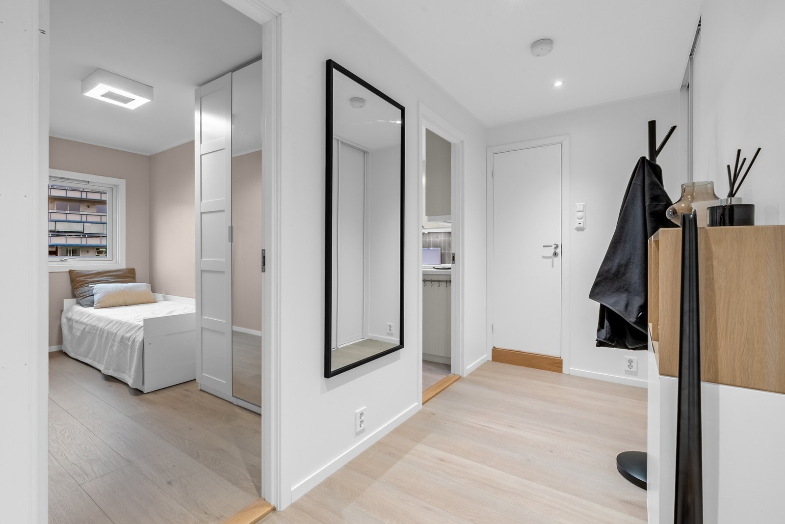 Det andre soverommet har en lysere fargepalett på veggene, og gir en luftig og lys følelse. Galleribilde