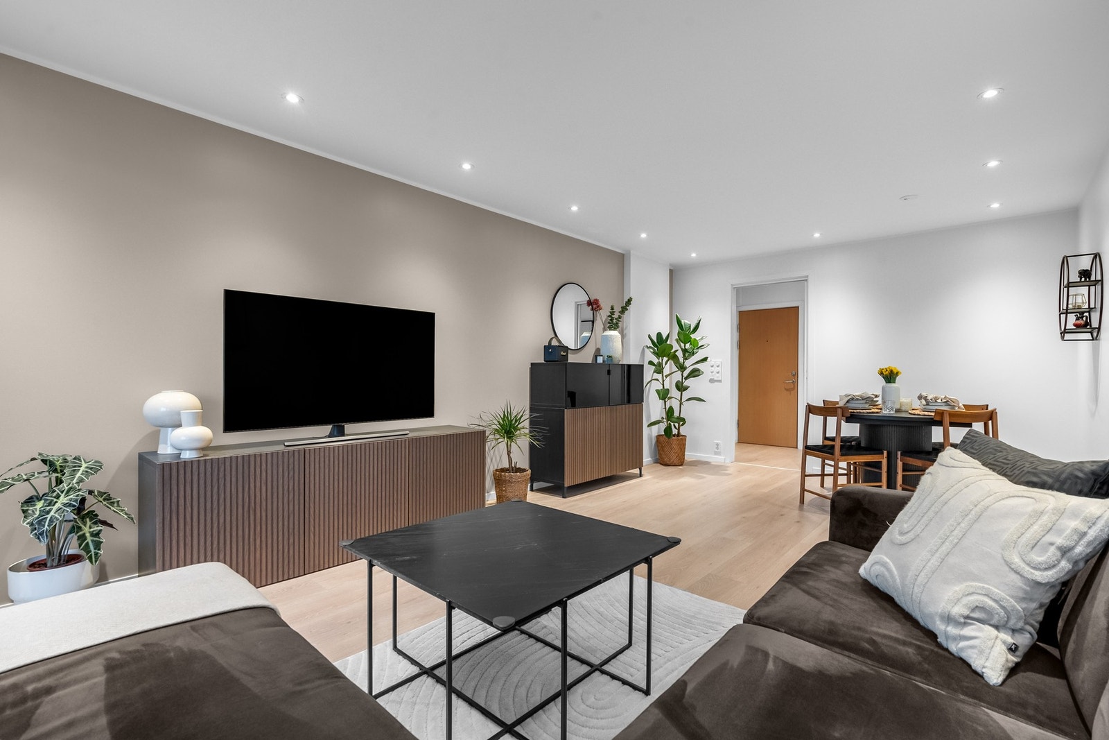 Rommet har slette, malte gipsvegger som skaper et rent og moderne uttrykk. Den nøytrale fargen gir et tidløst preg som kan tilpasses enhver stil - et perfekt lerret for både møblering og personlig dekor. Galleribilde