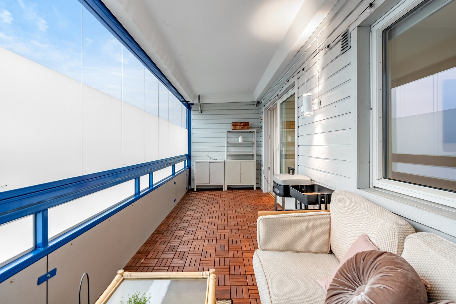 Romslig balkong med god plass til utemøbler, perfekt for avslapning og hyggelige stunder utendørs. Galleribilde