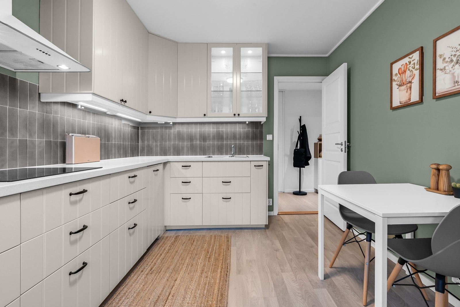 Det separate kjøkkenet har en gjennomført og elegant stil med klassiske, profilerte fronter. Galleribilde