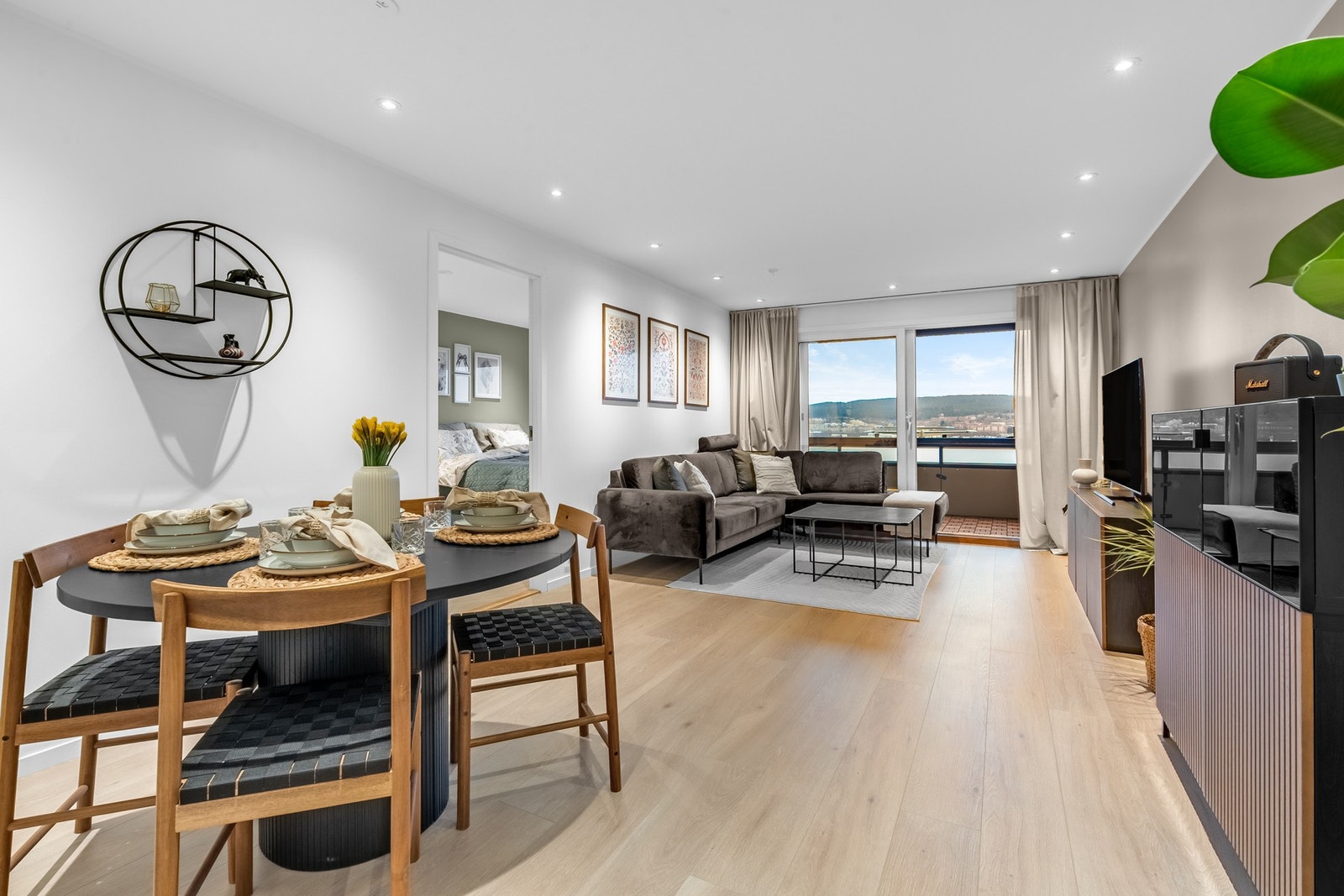 Stor stue med vinduer som slipper inn rikelig med naturlig lys, og gir en lys og luftig atmosfære. Galleribilde