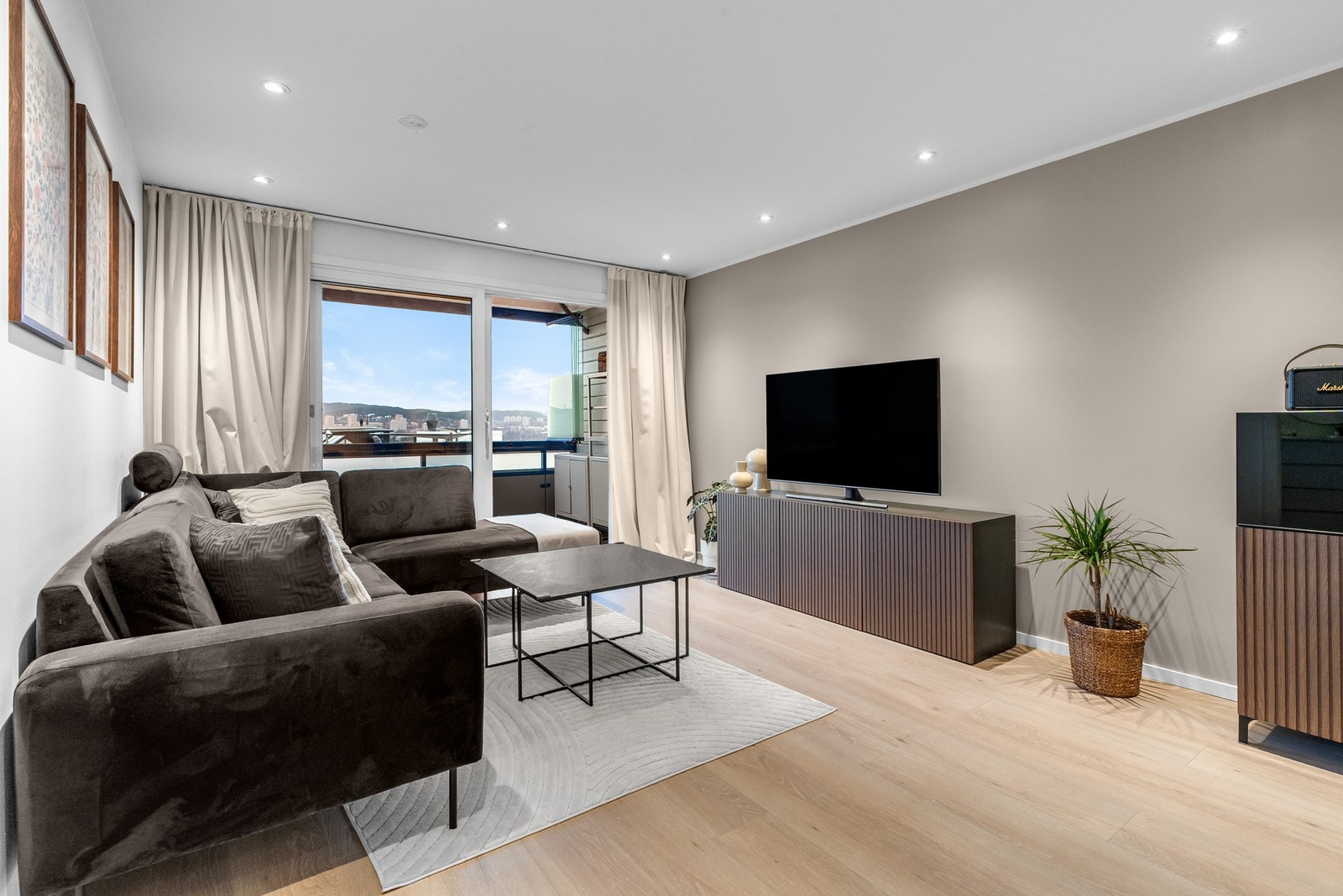 Stuen har god plass til sofagruppe, medievegg og annet møblement. Galleribilde