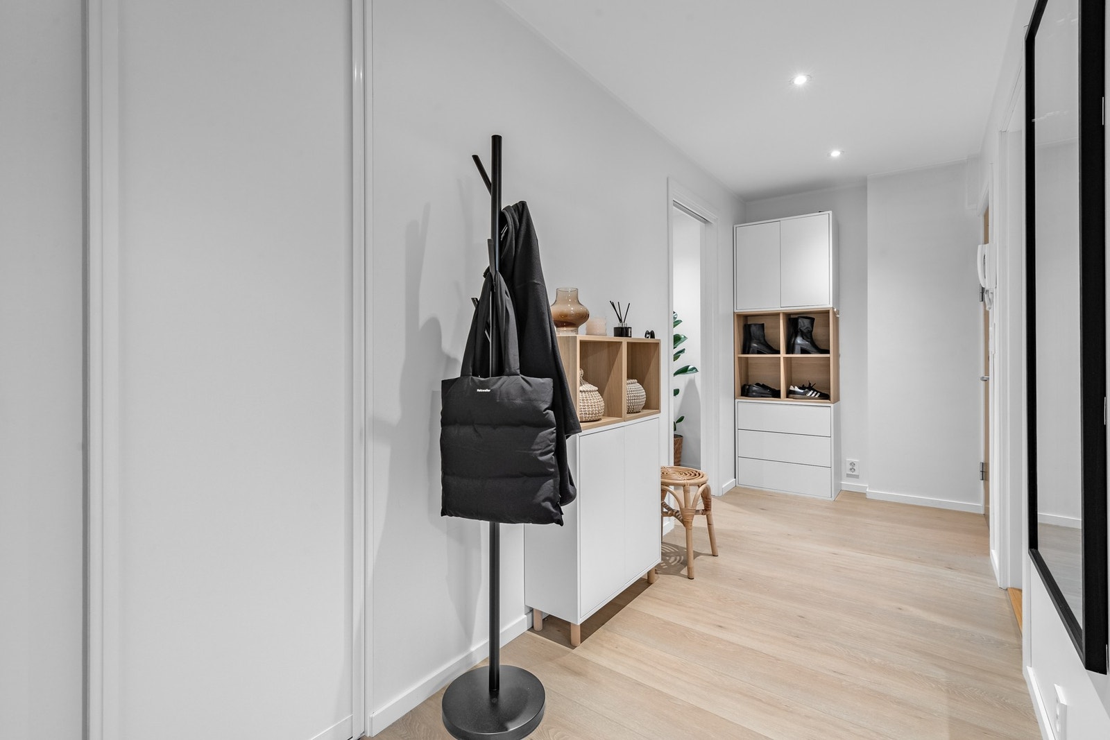 Entréen har god plass til både sko og yttertøy, og gir et praktisk og ryddig inngangsparti. Galleribilde