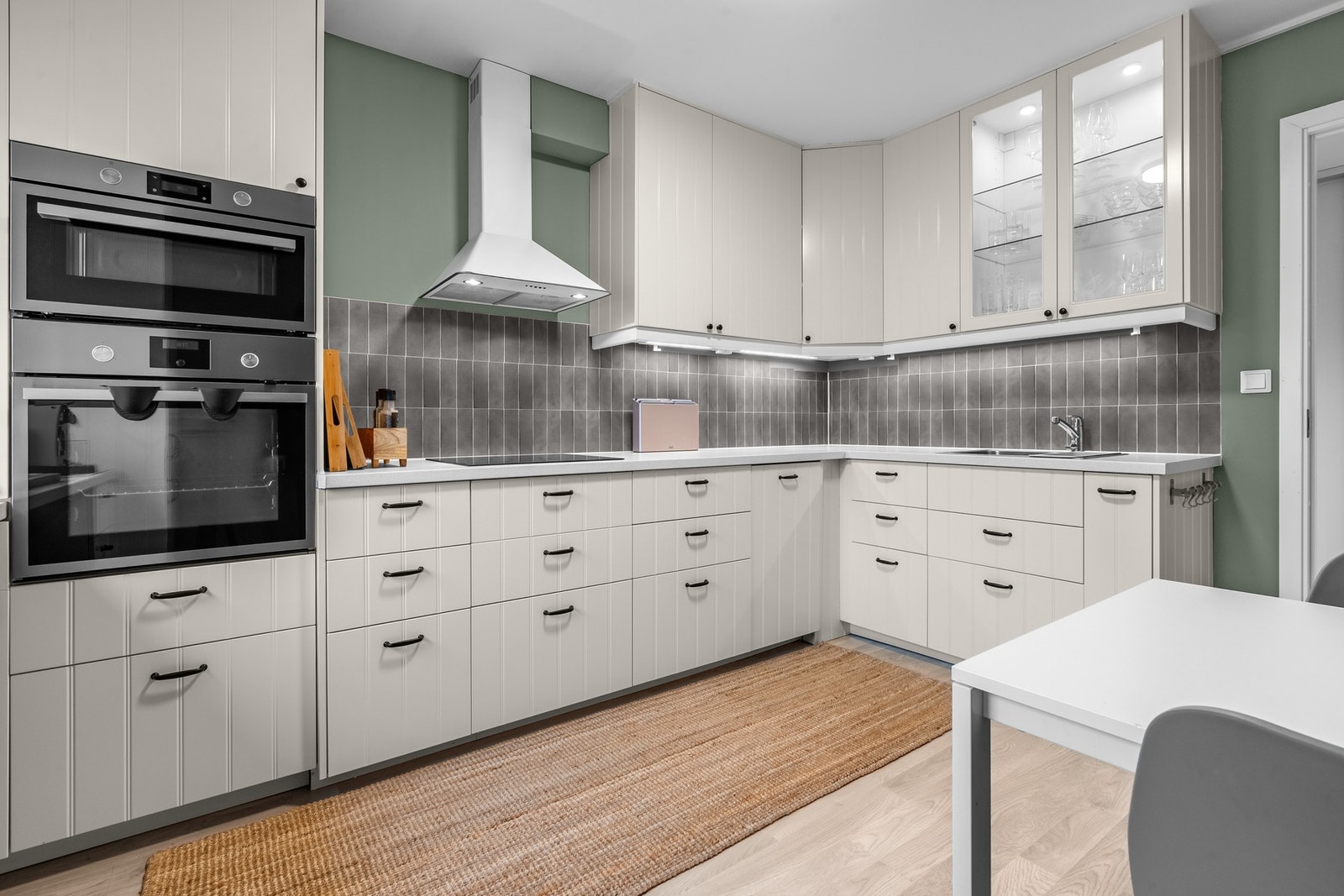 Kjøkkenet er godt utstyrt med integrerte hvitevarer, inkludert komfyr, platetopp, mikrobølgeovn, oppvaskmaskin, kjøl-/fryseskap og ventilator over kokesonen. Galleribilde