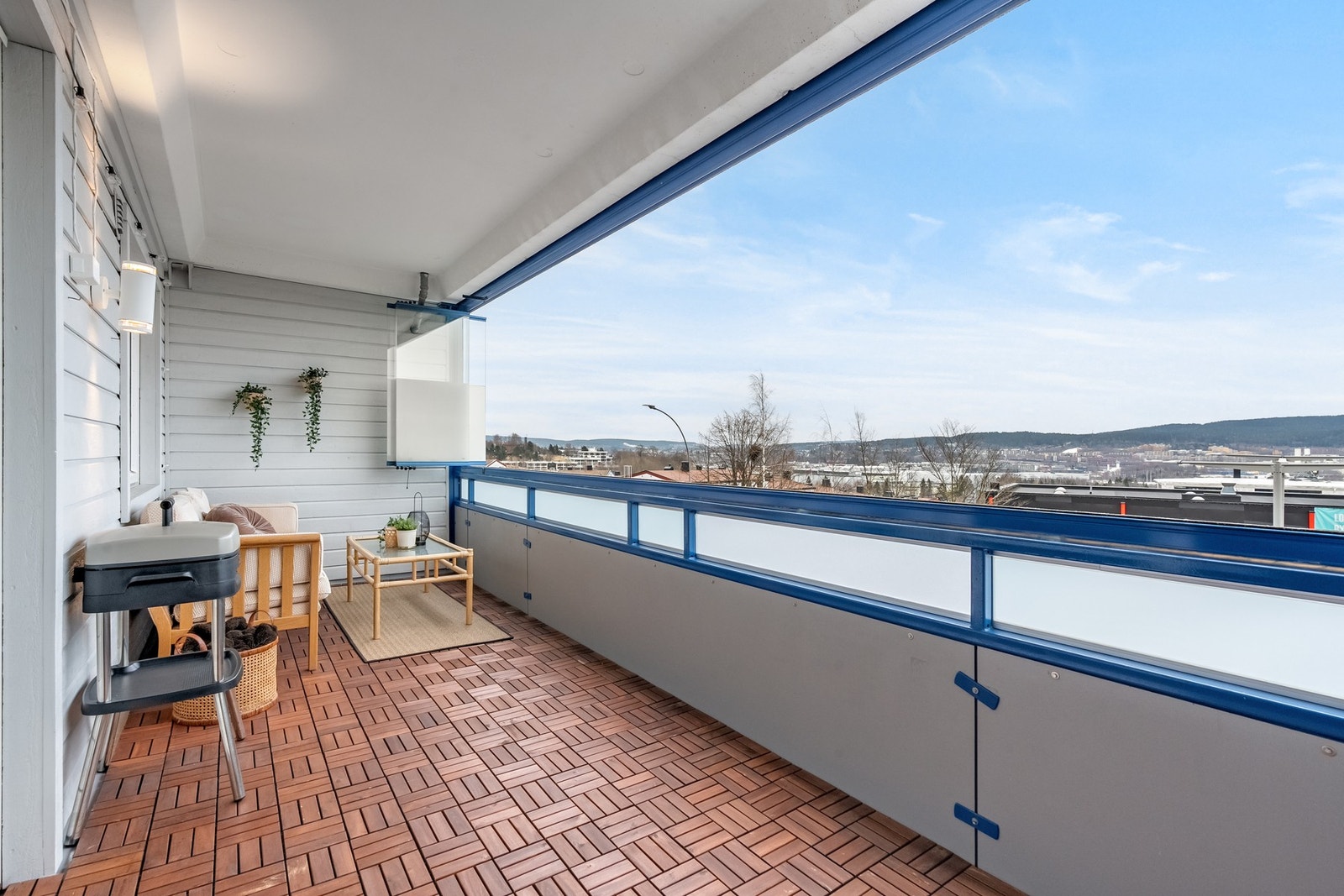 Fra stuen har du direkte adkomst til en hyggelig innglasset balkong på ca. 13 kvm. Galleribilde