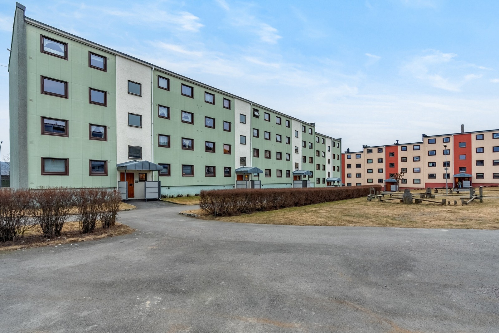 Leiligheten ligger i byggets 2. etasje. Galleribilde