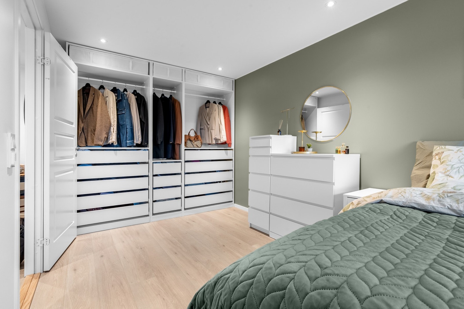 Her er det rikelig med plass til skap og annen innredning, perfekt for å skape ditt private pusterom. Galleribilde