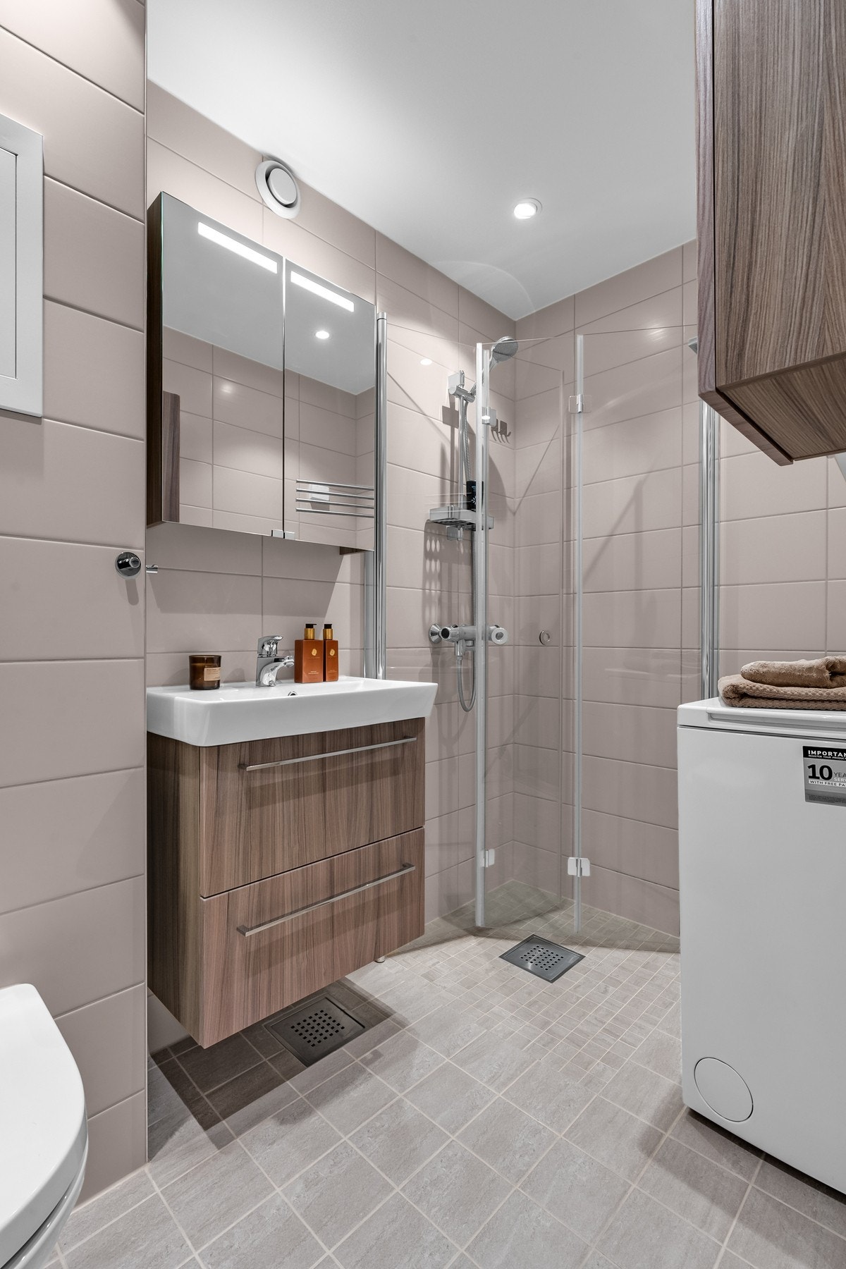 Badet har praktisk opplegg for vaskemaskin, som gir ekstra komfort og gjør hverdagen enklere. Galleribilde