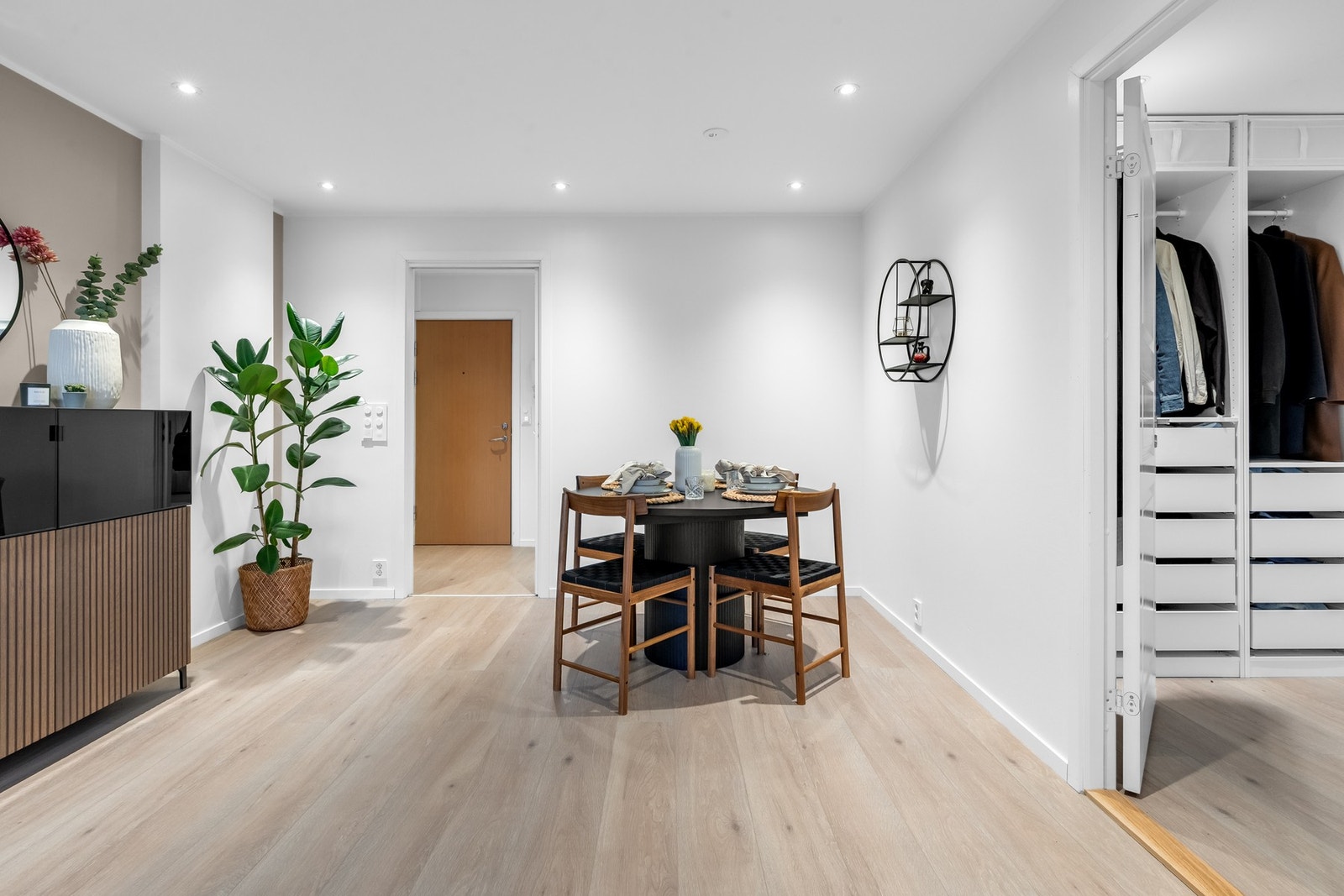 Spisestuen gir god plass til både hverdagsmåltider og middagsselskap, og skaper en sosial og innbydende atmosfære. Galleribilde