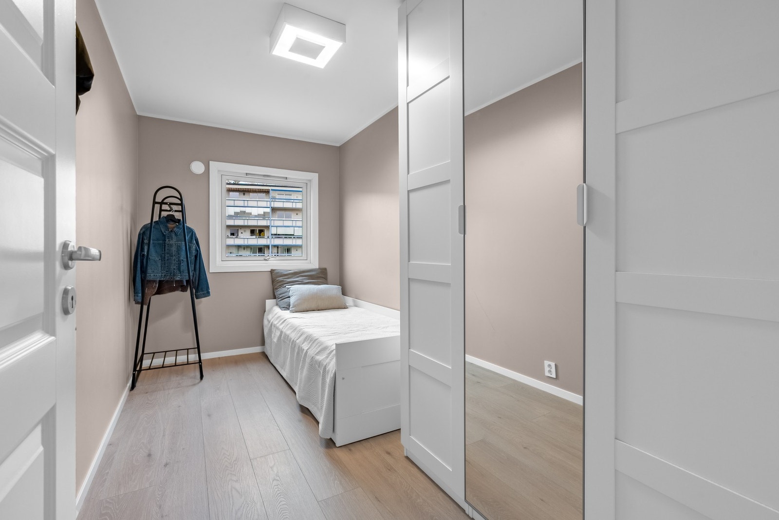 Rommet har god plass til både seng, skrivebord og skap, ideelt som gjesterom eller kontor. Galleribilde