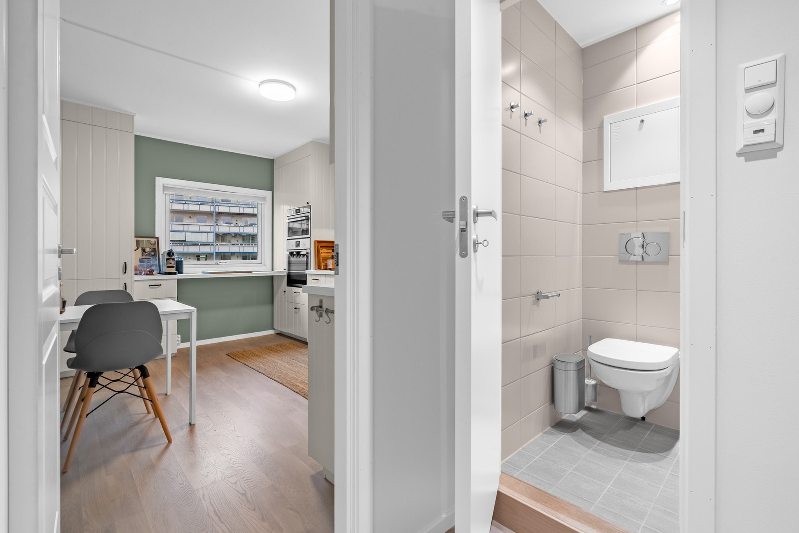 Flislagt baderom fra 2017 med et tidsløst design, som gir et elegant og praktisk preg. Galleribilde